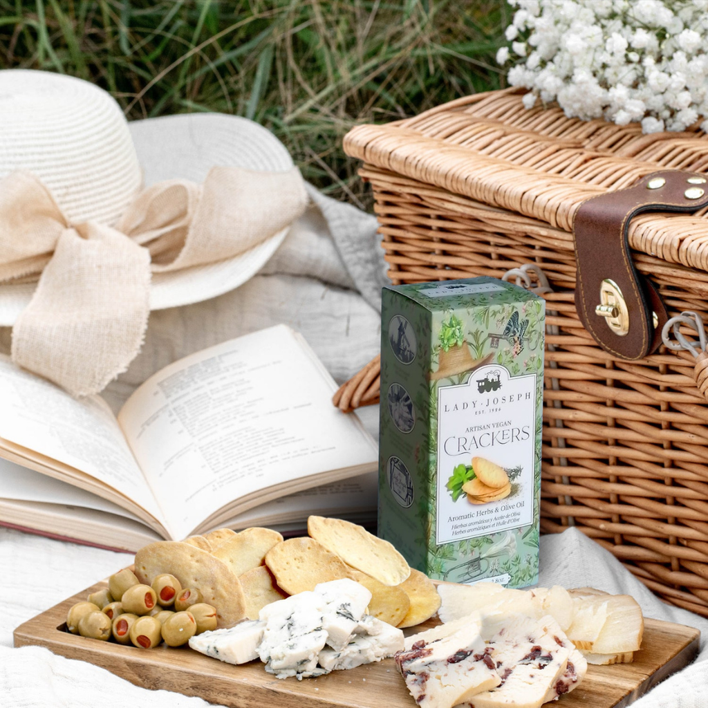 Hantverksmässiga veganska kex med olivolja och aromatiska örter