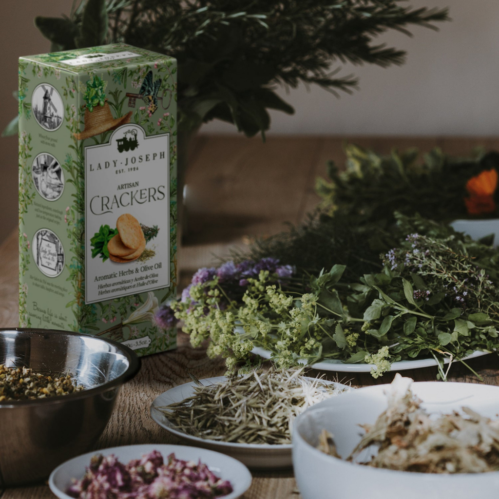 Hantverksmässiga veganska kex med olivolja och aromatiska örter